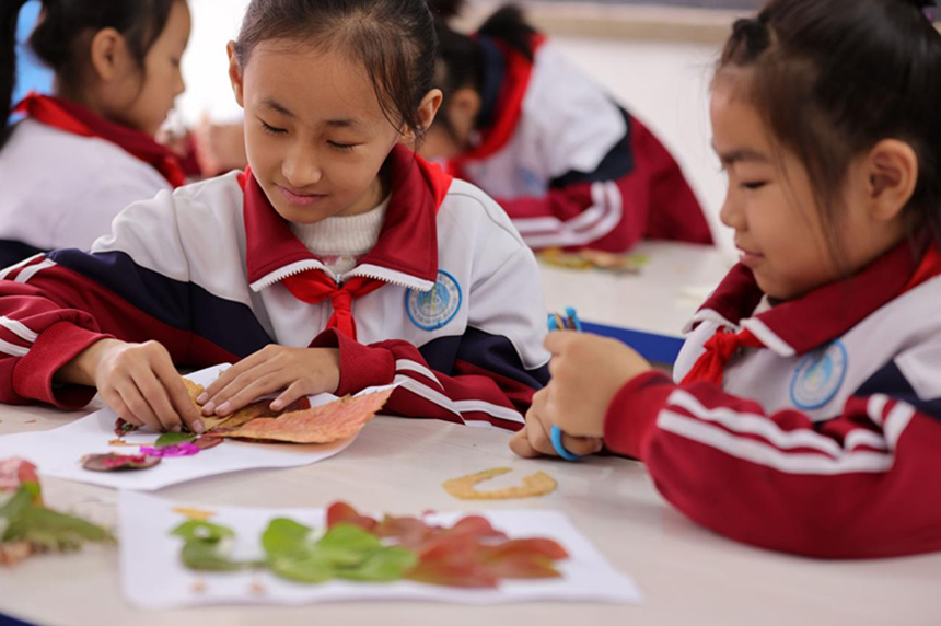河北省邢台市广宗县东街小学学生在制作创意树叶画。 王垒摄