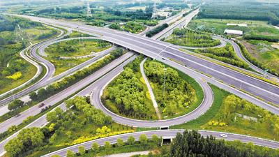车辆行驶在北京大兴国际机场北线高速公路廊坊段。北京大兴国际机场北线高速，进一步完善了京津冀区域交通一体化路网体系，促进京津冀区域互联互通。河北日报记者 赵永辉摄