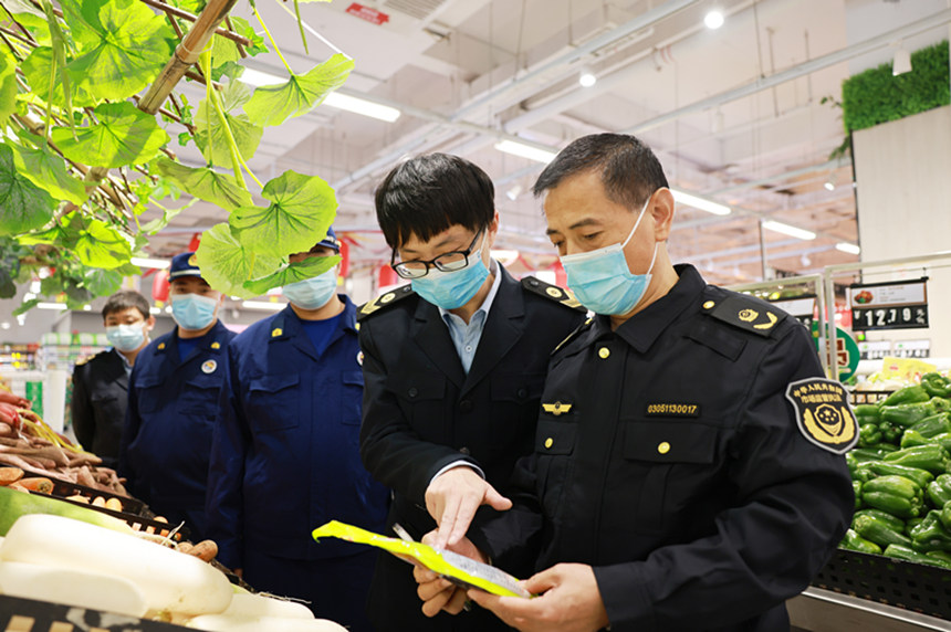 河北省廣宗縣市場監督管理局聯合廣宗縣衛健局、廣宗縣消防救援大隊開展“雙隨機、一公開”監管工作。 梁智曉攝