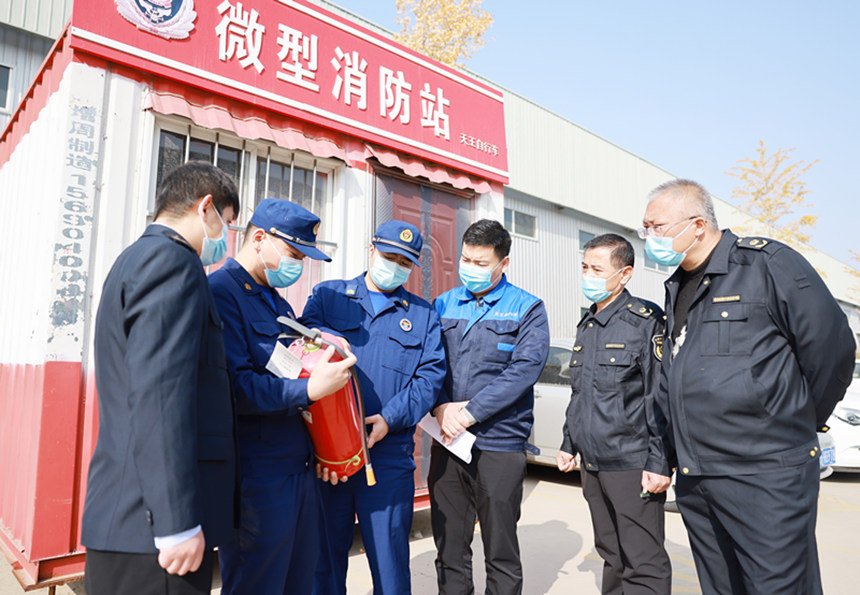 河北省廣宗縣消防救援大隊工作人員在企業查看滅火器。 梁智曉攝