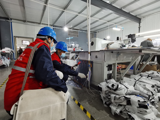 11月2日，国网无极县供电公司员工到王吕村为企业检查用电设备。程晓坤摄