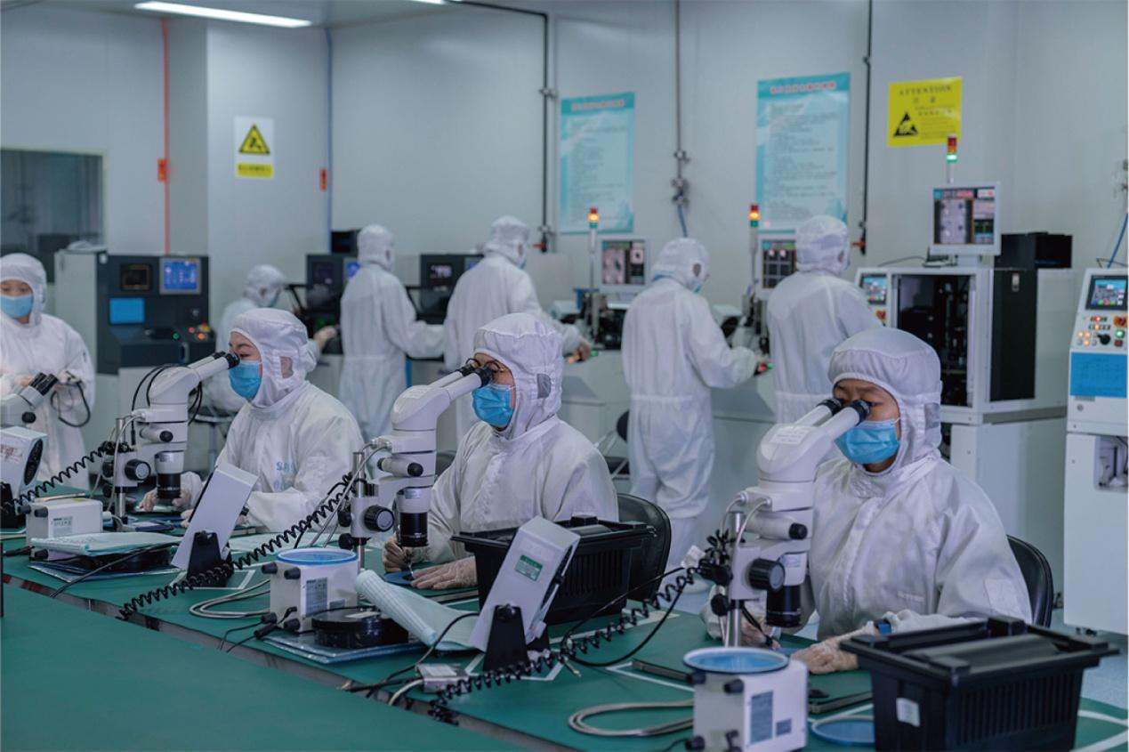 河北圣昊光电科技有限公司芯片加工车间，员工正在进行最后一道工序人工镜检。受访者供图