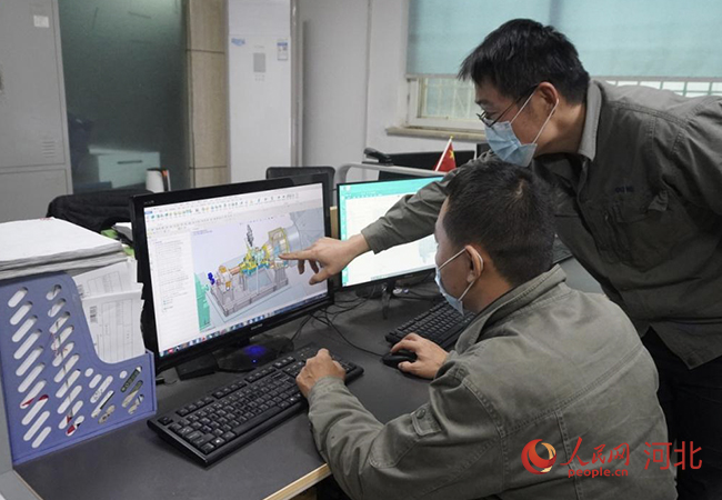 河北国源电气股份有限公司研发人员在设计模型。人民网 祝龙超摄
