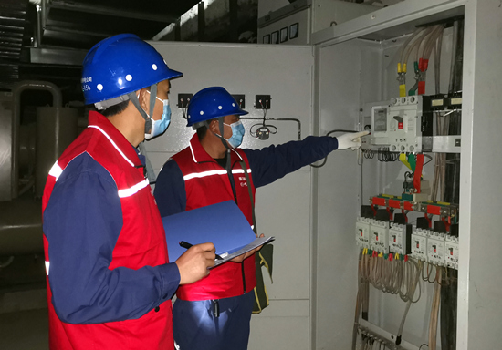 国网行唐县供电公司员工到行唐县热力公司供热站排查用电设备。陈浩摄
