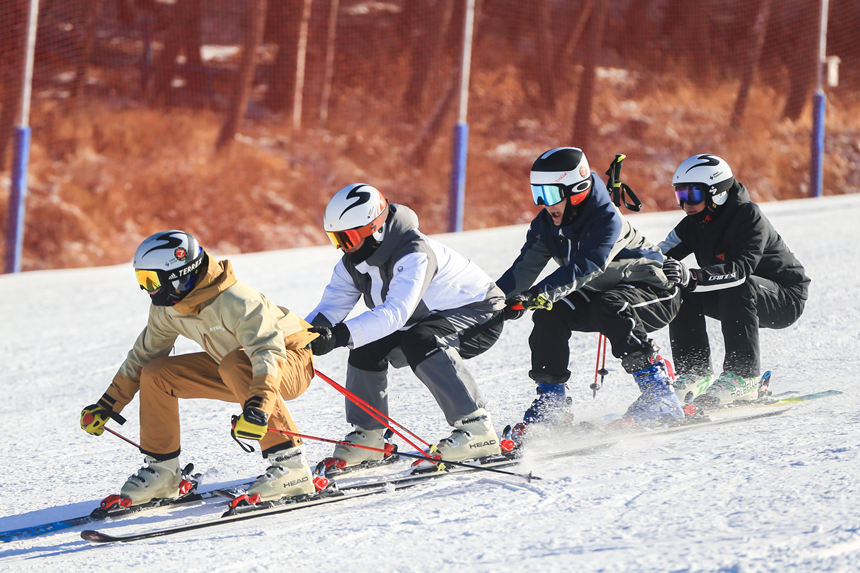 滑雪愛好者在萬龍滑雪場體驗滑雪樂趣。 萬龍滑雪場供圖