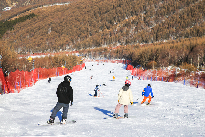 滑雪愛好者在萬龍滑雪場體驗滑雪樂趣。 萬龍滑雪場供圖