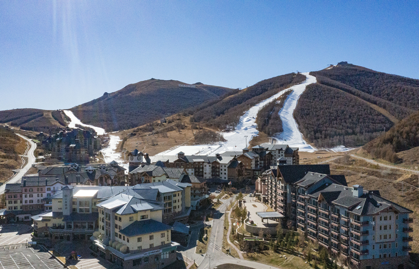 太舞滑雪場的幾條雪道已被白雪覆蓋。 太舞滑雪場供圖