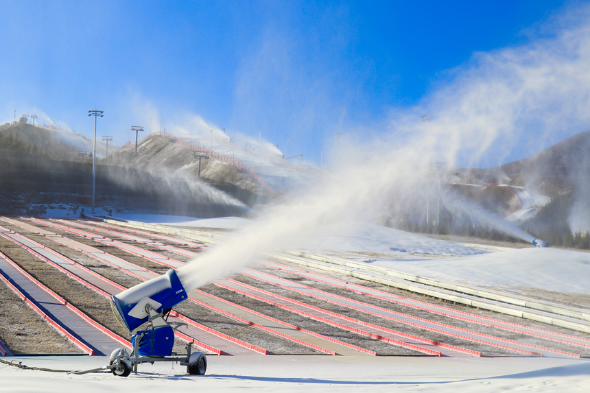 日前，富龍滑雪場完成造雪工作。 富龍滑雪場供圖