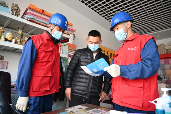 11月16日,国网深泽县供电公司员工到布艺企业开展安全用电宣传。张建峰摄