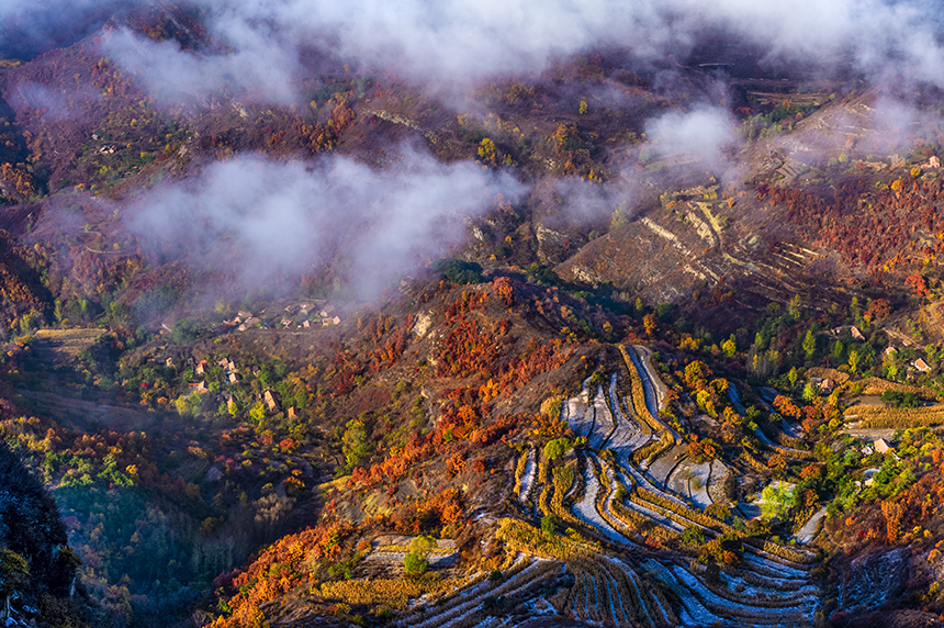 承德縣孟家院鄉西山村初冬美景醉芳華，雲霧山間繞。劉文東攝