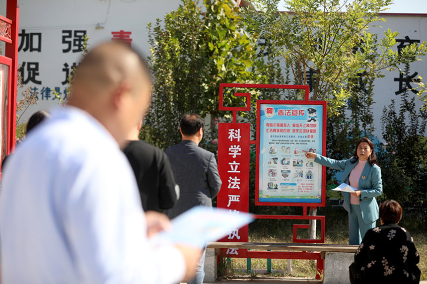 在河北省隆尧县东良镇陈庄村法治文化公园，司法工作人员正在向群众宣传防诈骗法律知识。 陈剑昊摄