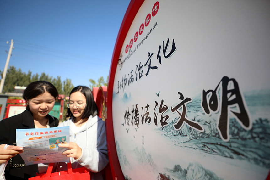 在河北省隆尧县东良镇陈庄村法治文化公园，群众正在观看法律知识宣传彩页。 陈剑昊摄