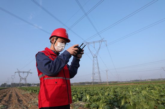 國網涿州市供電公司員工利用無人機巡視涉農供電線路健康狀況，確保可靠供電。付建明攝