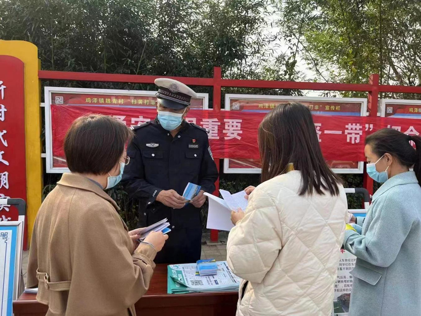 鸡泽县交警队宣讲员宣讲交通安全知识。 鸡泽县委宣传部供图