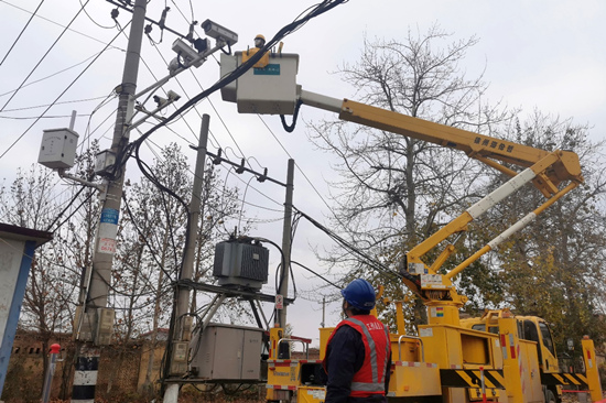 国网石家庄供电公司带电作业中心通过不停电作业方式对带电线路进行修补。于海龙摄