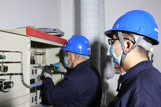 国网高邑县供电公司中韩服务站员工为北陈庄小区修复地源热泵开关。祝运摄