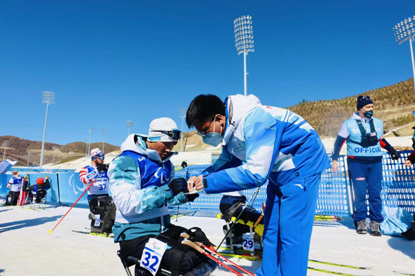 北京冬奧會和冬殘奧會張家口賽區冬奧志願者為運動員服務。。共青團河北省委供圖