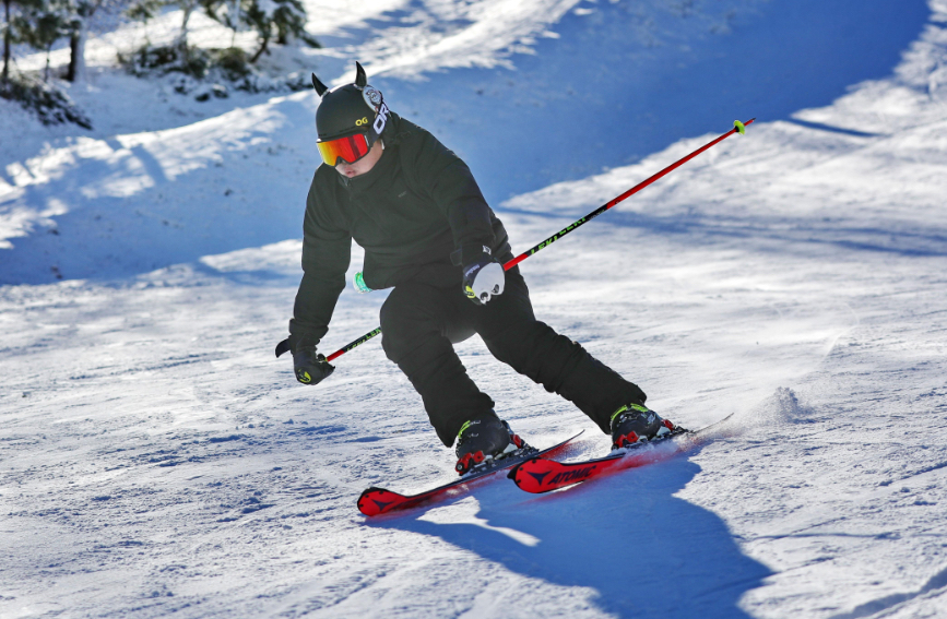 12月4日，游客在河北省秦皇岛市海港区北港镇的紫云山滑雪场体验滑雪。 曹建雄摄