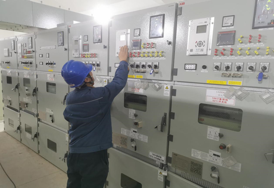 河北省送變電有限公司員工進行現場作業。 陳英笛攝