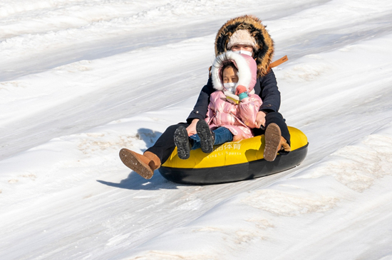 12月22日，游客在正定县第四届冰雪运动会上玩耍。武志伟摄