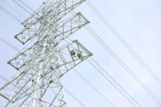 国网石家庄供电公司工作人员对220千伏龙里一二线进行“三跨”改造工作。康伟摄