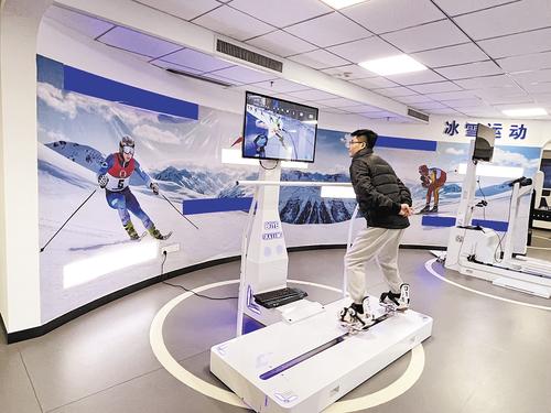 群众在体验VR滑雪模拟器。 河北盛世博业科技有限公司供图