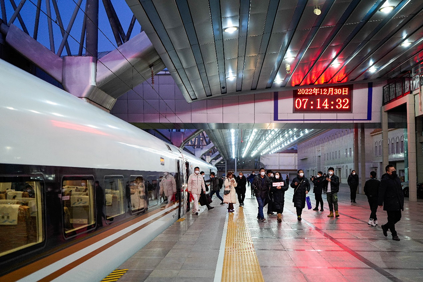 京唐铁路首发列车到达北京站。赵亮摄