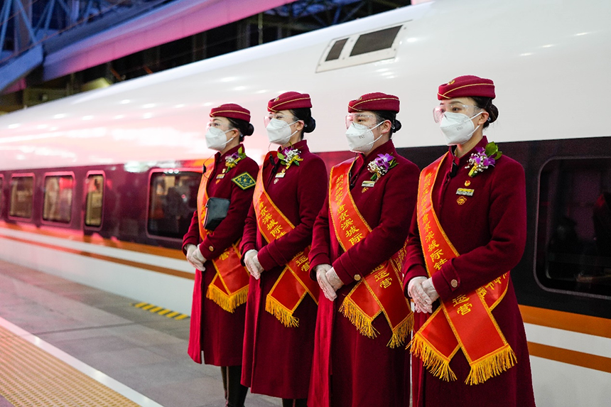 京唐城际铁路开通当天，礼仪人员正在北京站迎接从唐山站乘车来的旅客。赵亮摄