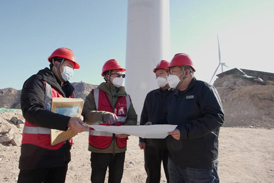 国网赞皇县供电公司工作人员与风机项目负责单位进行现场沟通。袁远摄