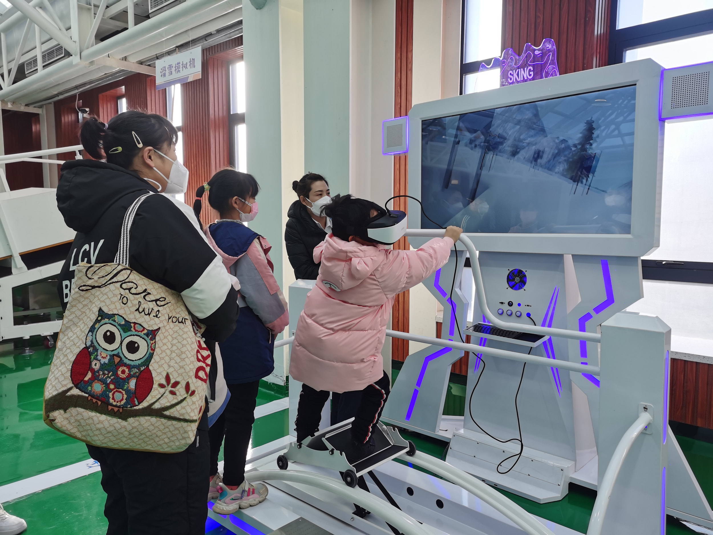 小朋友在滑雪VR体验机前体验模拟滑雪。 李智慧摄