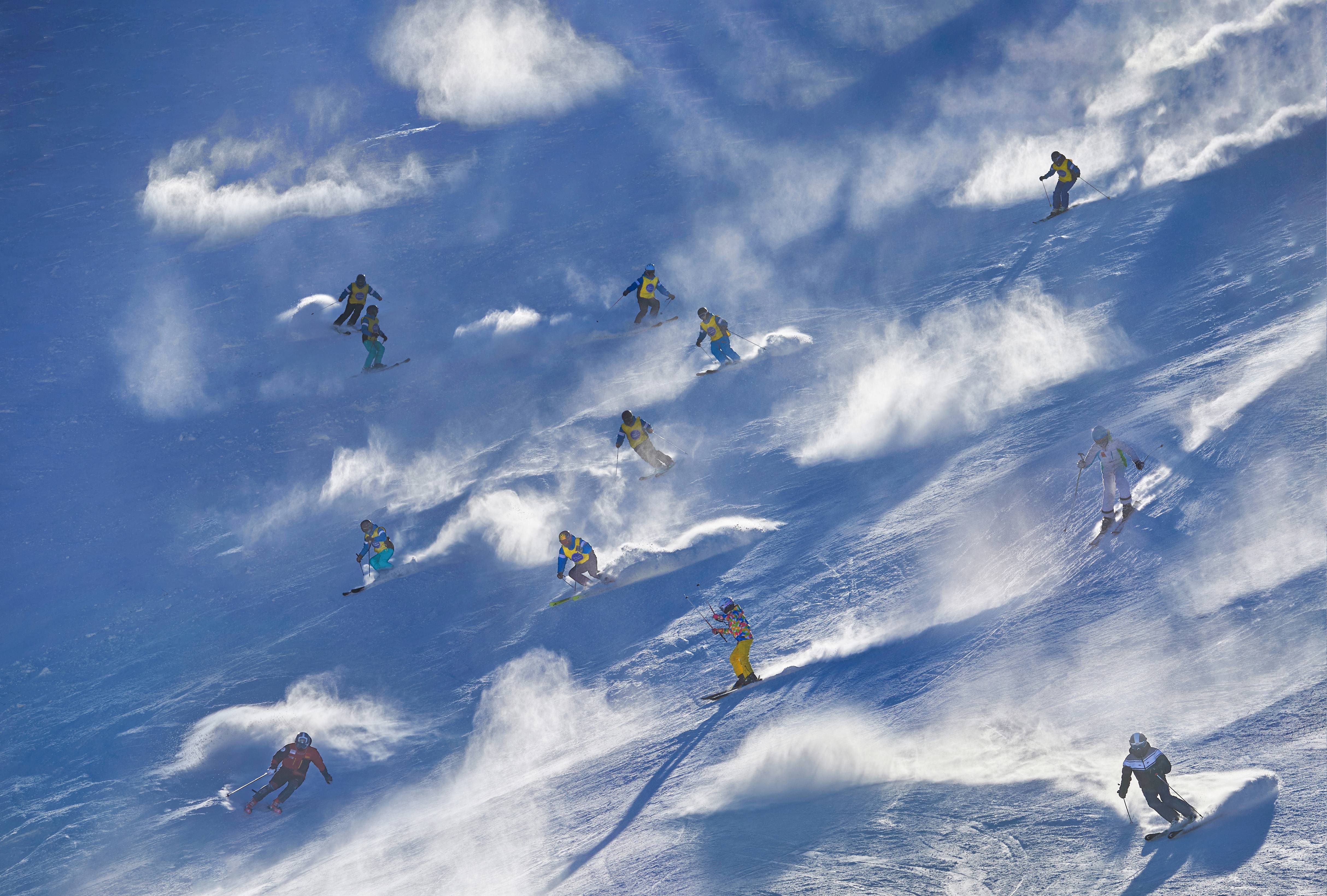 滑雪爱好者在张家口市某滑雪场感受冰雪激情。 张家口市委宣传部供图