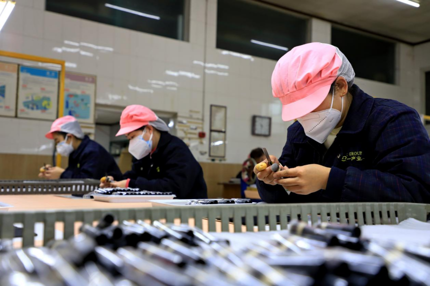 正一產業有限責任公司工人們正在趕制出口德國的化妝品毛刷訂單。 楊洋攝