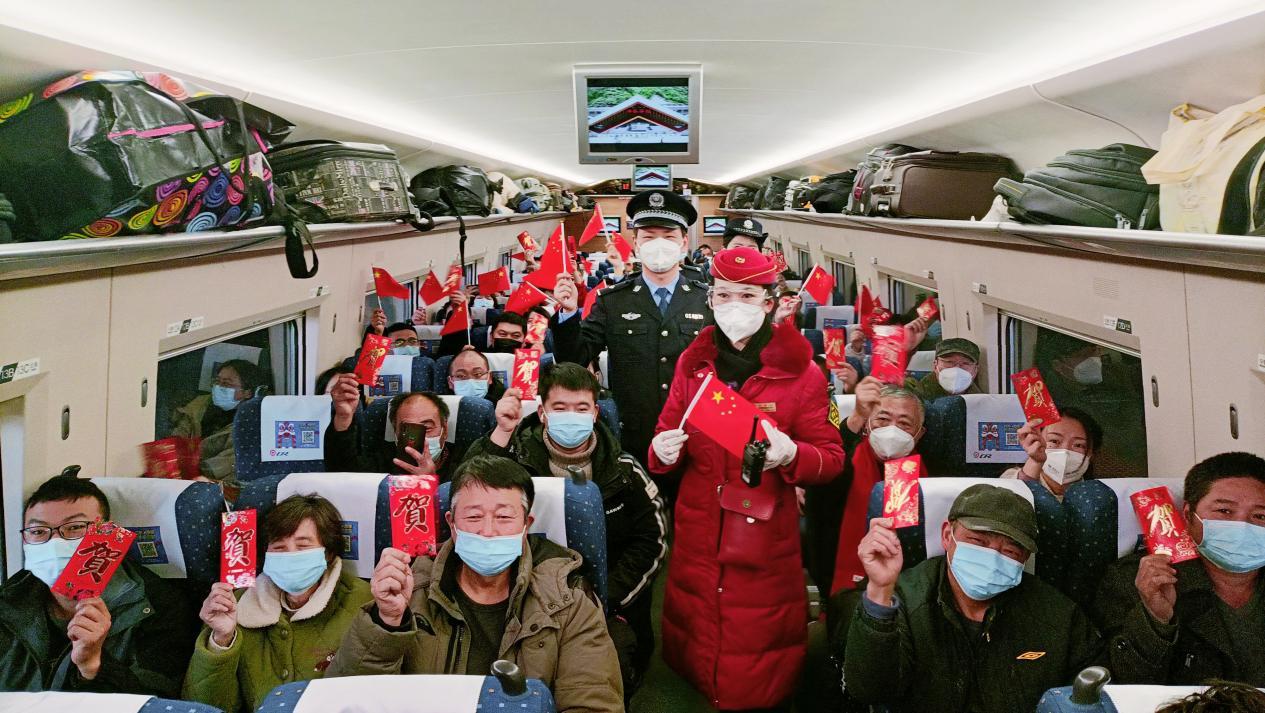 河北省石家庄站旅客等待發車。 人民網 周博攝