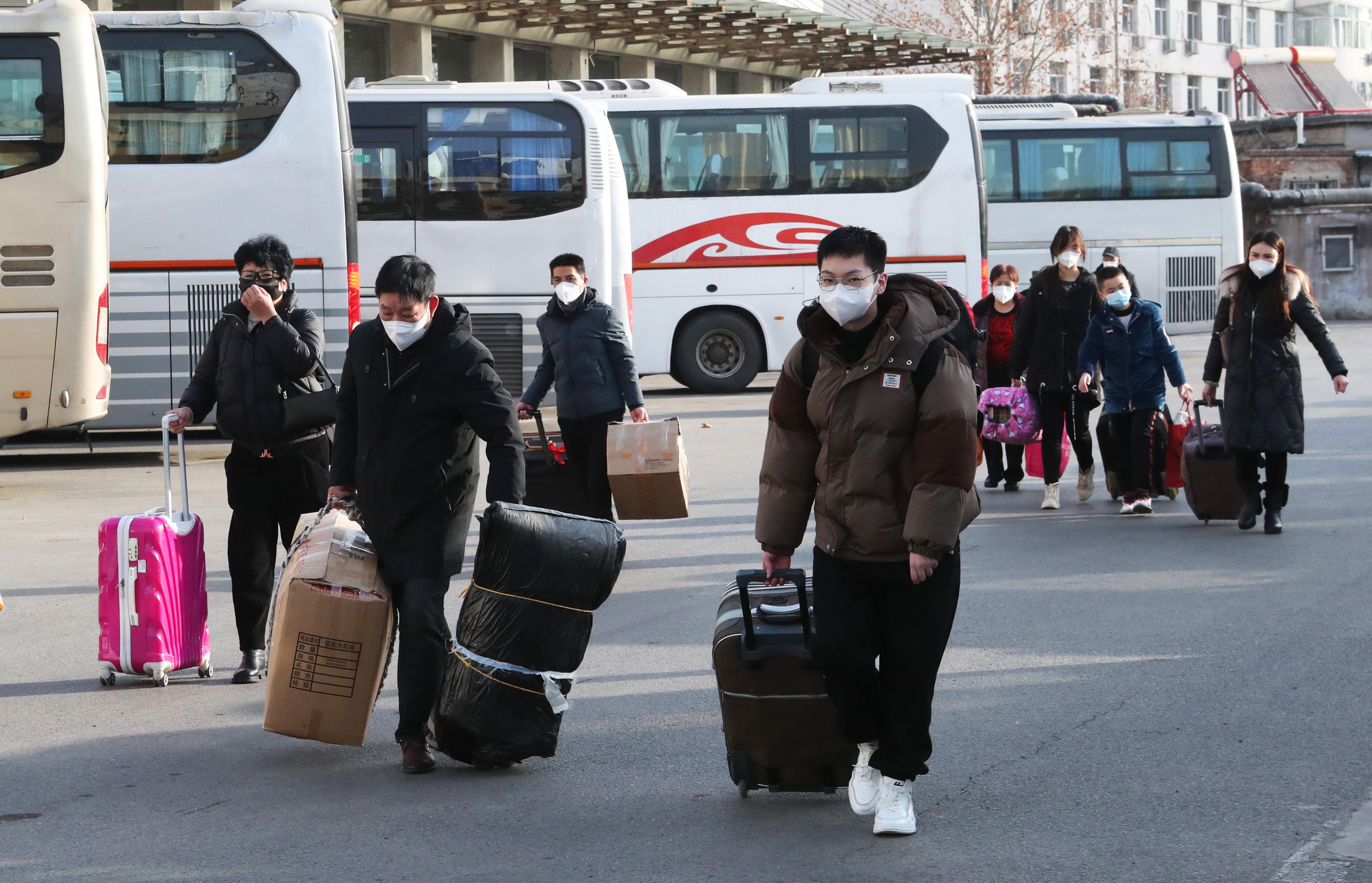 乘客进入石家庄客运总站准备乘车。 樊连贵摄