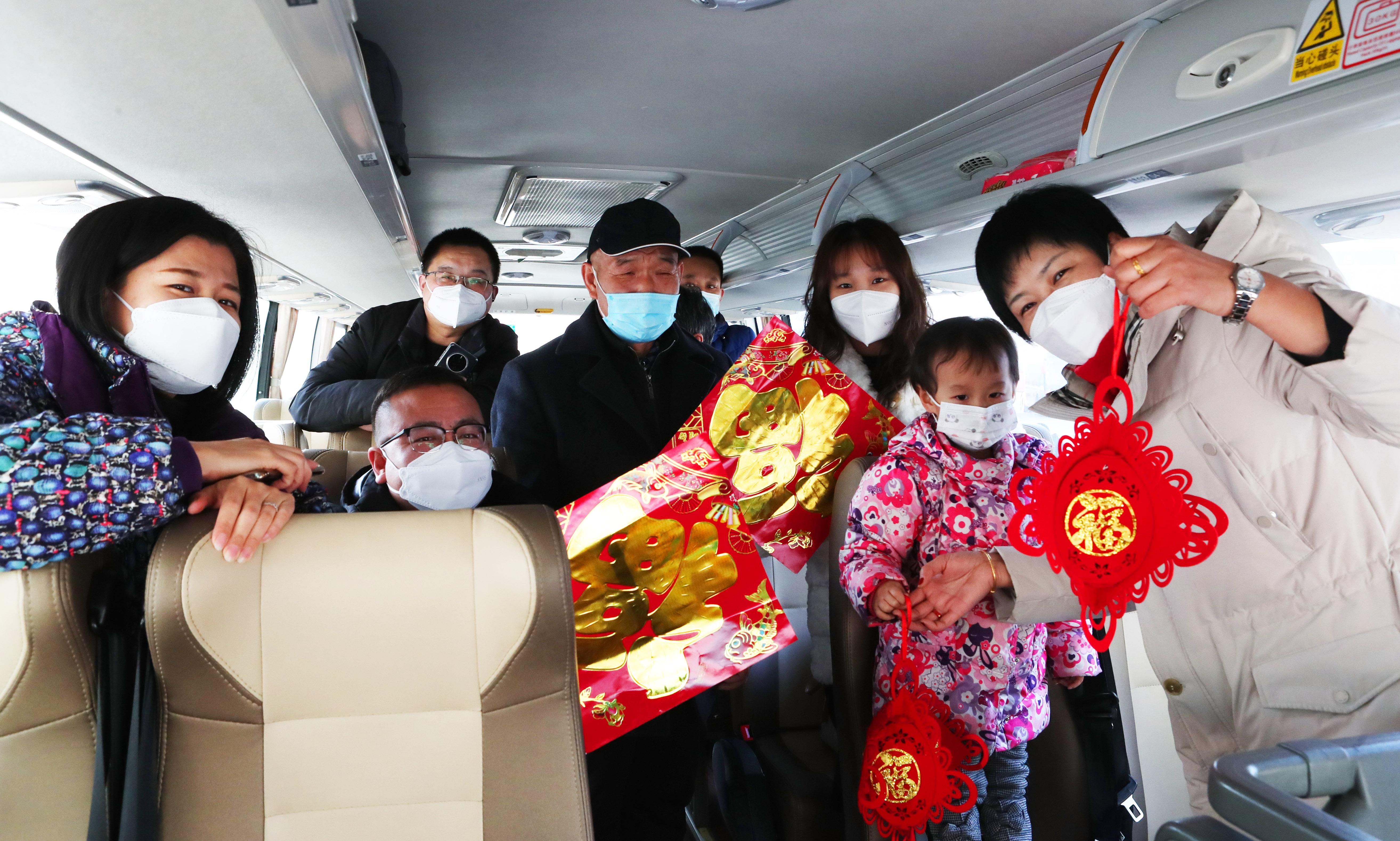在石家庄客運總站發往廊坊的第一班客車上，司乘人員給乘客准備的紅燈籠和福字。 樊連貴攝