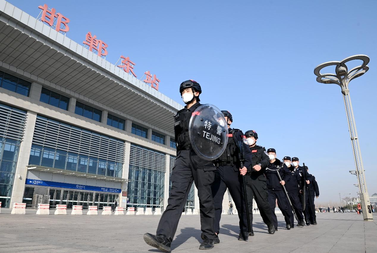 2023年1月7日，河北省邯郸市邯郸东站派出所民警在站前广场巡逻。 周绍宗摄