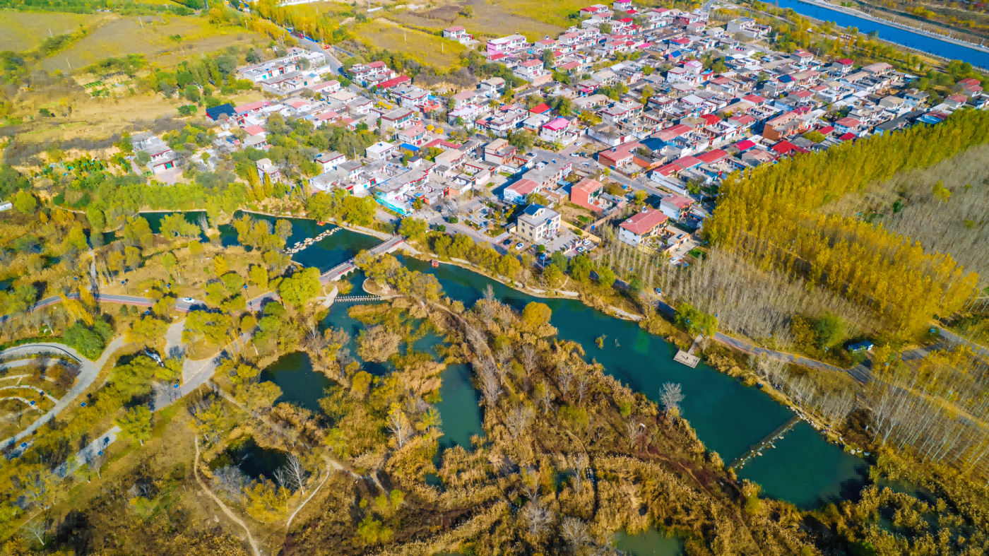 深秋复兴区沁河郊野公园郭河段（航拍图片）。王洪超摄