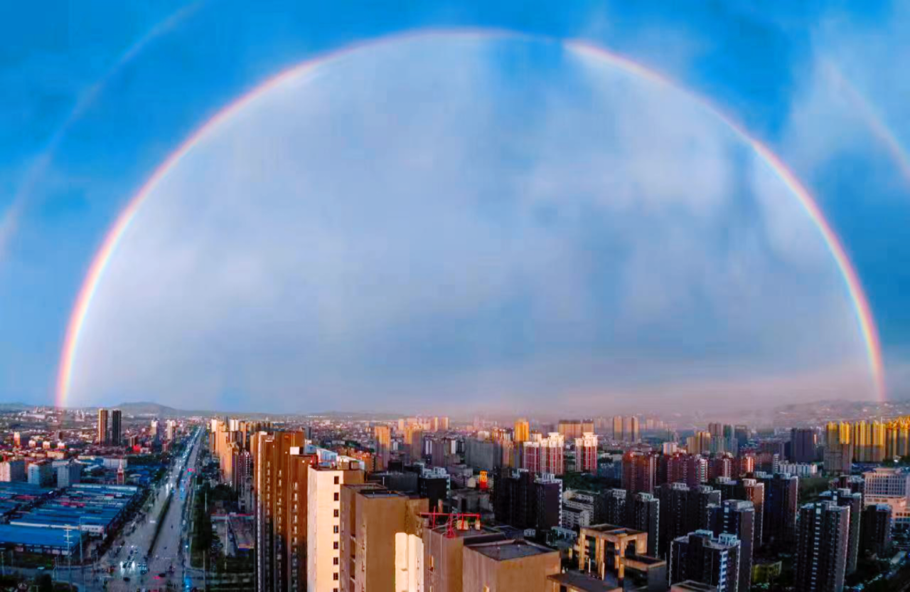 随着空气质量的提升，武安市城区雨后频现彩虹。李树锋摄