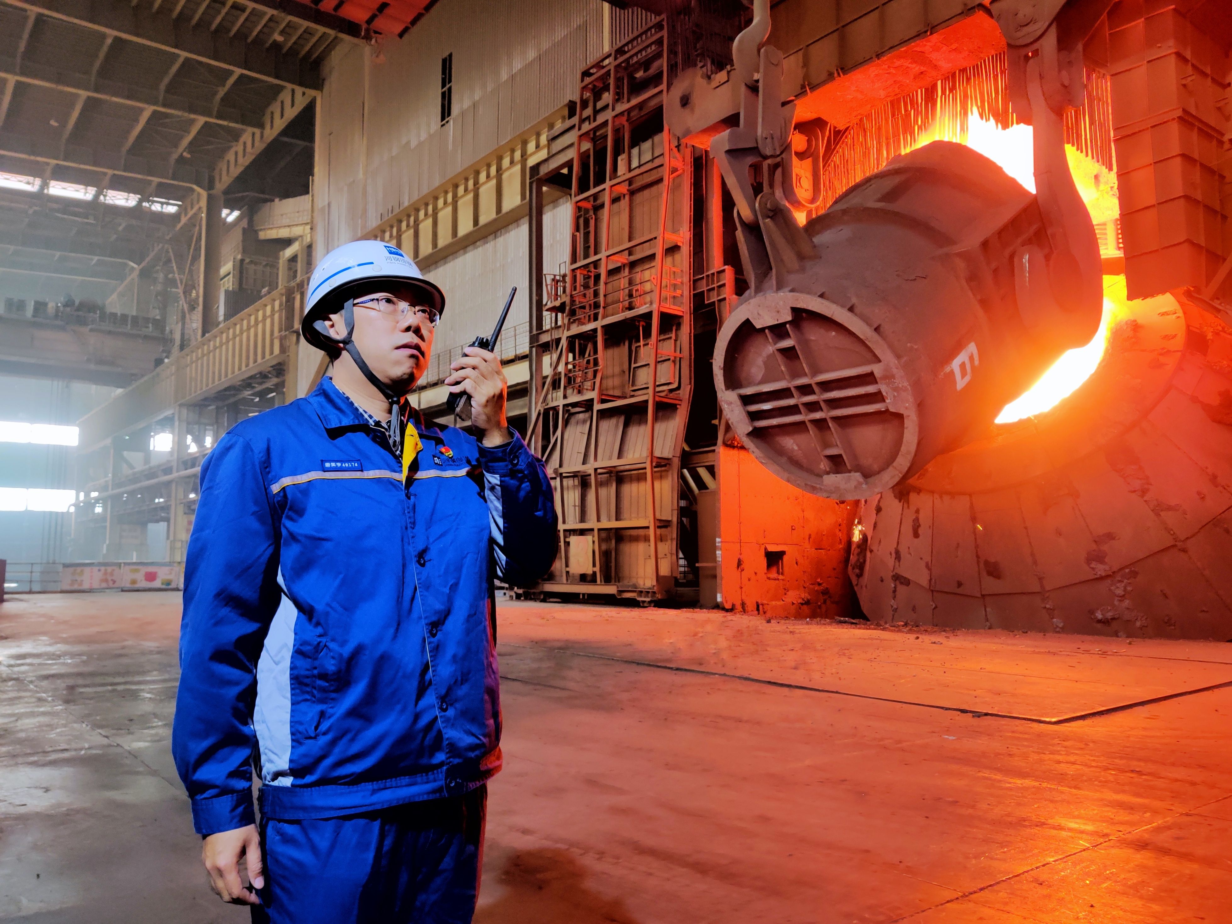 河钢集团邯钢公司邯宝炼钢厂转炉车间在炼制精品钢材。吴兆军摄