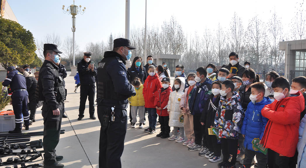 邯郸市鸡泽县巡特警队员给”警娃“逐一介绍各类警用装备的用途、使用方式、注意事项等内容。 孟晓摄