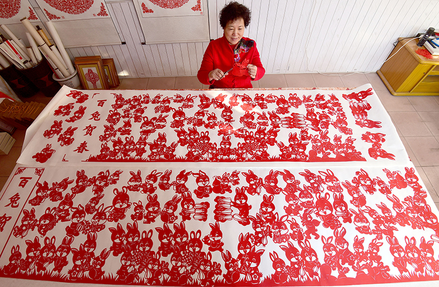 河北省邯郸市复兴区民间剪纸艺人冯石萍创作并展示兔年剪纸作品。 郝群英摄