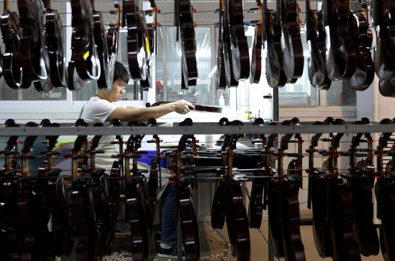 工人正在武強縣的西洋樂器生產基地進行生產。 陳康攝