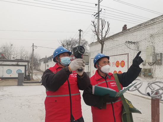 1月12日，国网行唐县供电公司员工在10千伏832留营线进行雪后红外测温巡视，确保供电稳定。陈浩摄