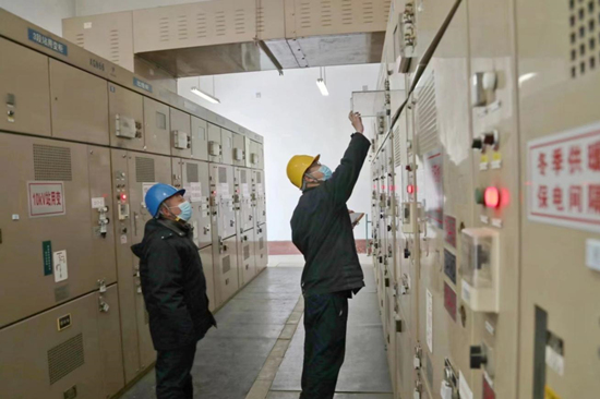 1月12日，国网晋州市供电公司组织运维人员对110千伏晋县变电站进行设备特巡。彭磊摄