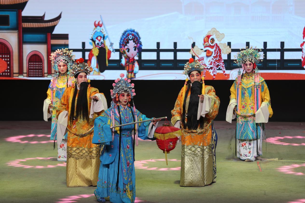 在石家庄市井陉县，演员们向群众展示国家级非物质文化遗产“井陉晋剧”。 王保龙摄
