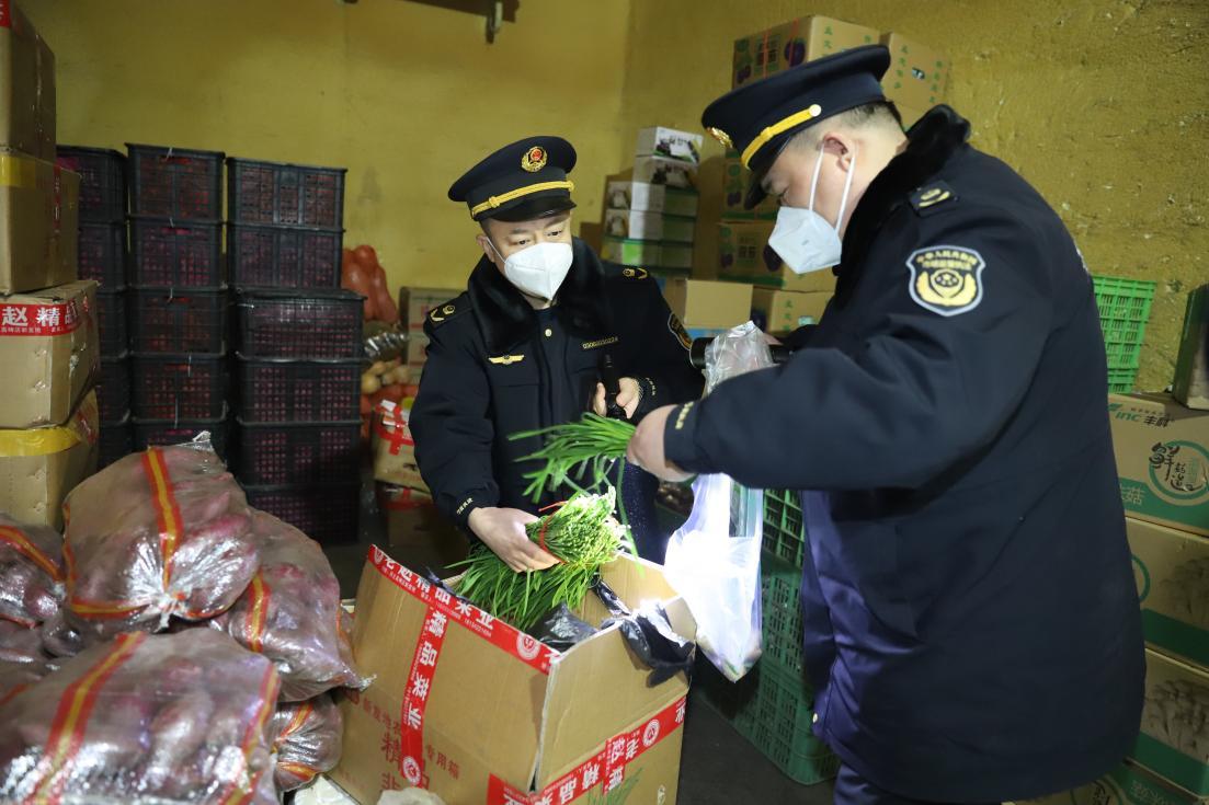 保定市市场监管综合执法局工作人员对新发地农贸市场内蔬菜开展集中检查和快速抽检。河北省市场监督管理局供图