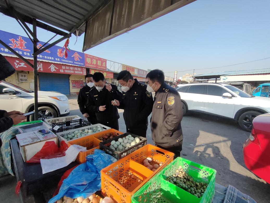 廊坊市香河县市场监督管理局执法人员进行两节期间食品安全专项监督抽检。 河北省市场监督管理局供图
