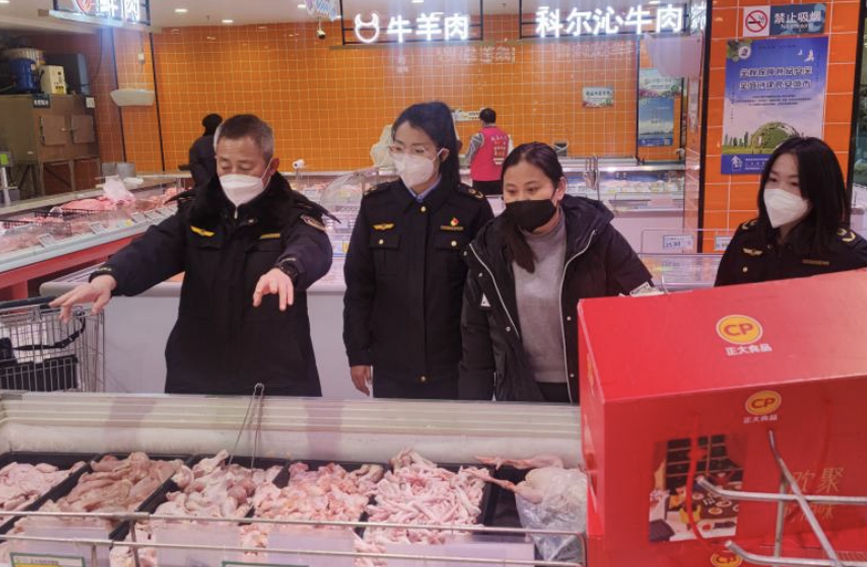 秦皇岛市抚宁区市场监管局执法人员针对年货市场冷鲜食品进行检查，重点查看贮存条件、采购渠道、索证索票等。 河北省市场监督管理局供图