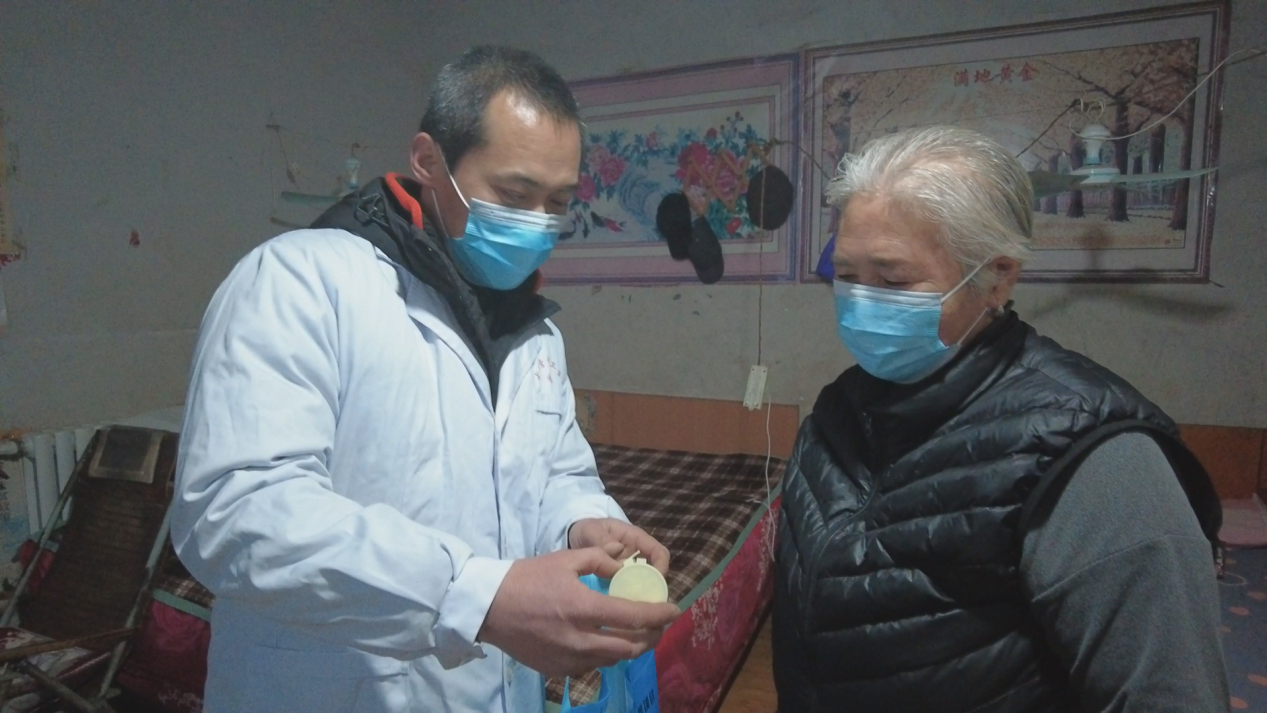 在河北邱县古城营镇，村医送药到群众家。 受访者供图
