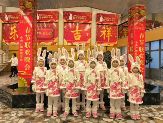 马兰花儿童声合唱团的10名队员在春晚演出后台合影留念。 阜平县委宣传部供图